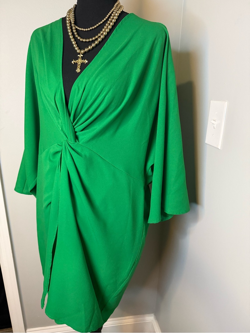 Boohoo Plus Vibrant Green Twist-Front Midi Dress - Picture 2 of 4